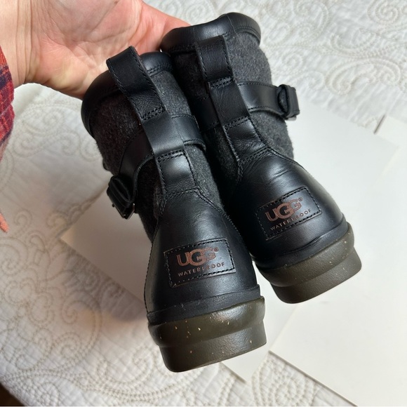 UGG black leather and felt lace-up winter boots sz 10 - Picture 4 of 8